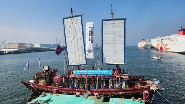 조선통신사선 재현선이 오사카에 정박해 있다. 최수문기자