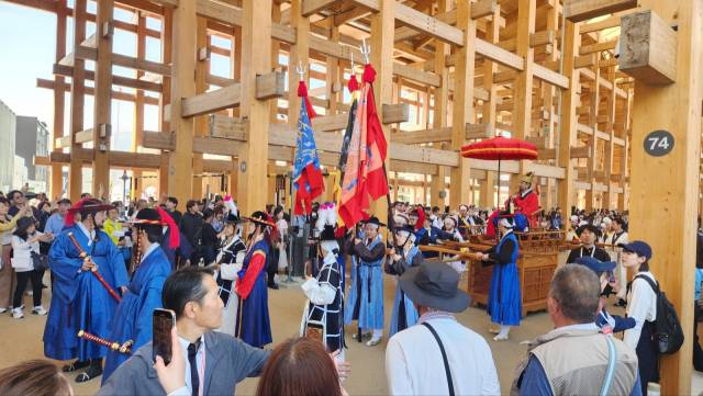 13일 오사카 엑스포 내에서 조선통신사 행렬이 재연되고 있다. 최수문기자