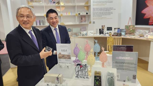 유인촌 문체부 장관이 13일 오사카 엑스포 내 K라이프 스테이션 부스를 방문해 정용석 국립박물관문화재단 사장과 함께 ‘뮷즈(뮤지엄+굿즈)’를 살펴보고 있다. 최수문기자