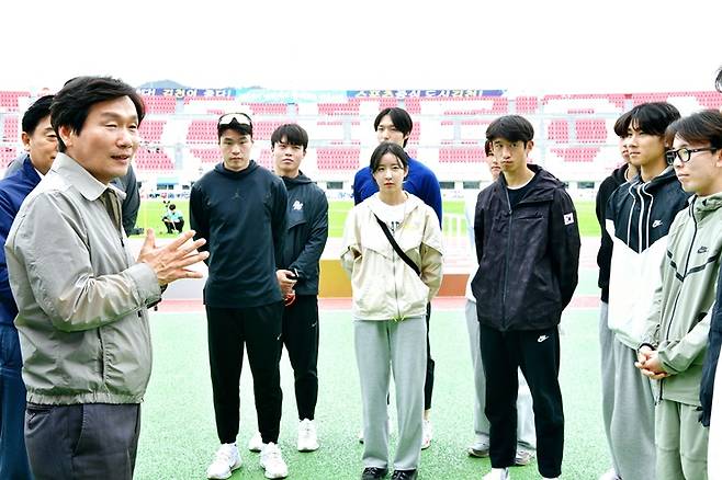 지난 9일부터 4일간 열린 경북도민체육대회에서 조현일 시장이 도민체전에 참가한 경산시 선수단을 격려하고 있다. ⓒ경산시