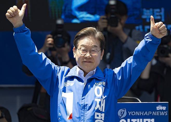 부산 유세에서 엄지 들어 보이는 이재명 후보 (부산=연합뉴스) 황광모 기자 = 더불어민주당 이재명 대선후보가 14일 부산 부산진구 서면에서 열린 유세에 도착해 단상에 오른 뒤 엄지를 들어 보이며 인사하고 있다. 2025.5.14 hkmpooh@yna.co.kr
