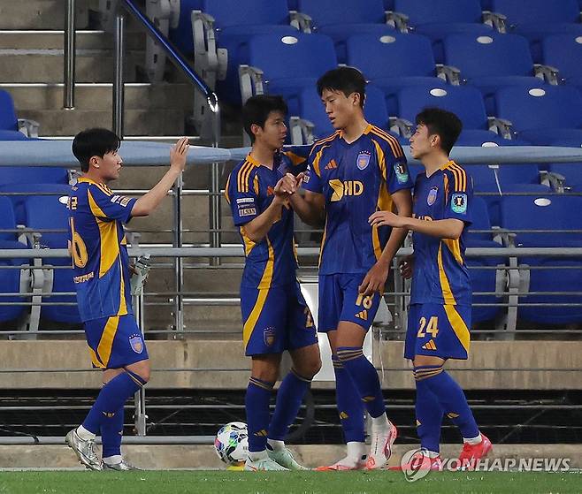 선제골 넣은 울산 허율 (울산=연합뉴스) 김용태 기자 = 14일 울산 문수축구경기장에서 열린 2025 하나은행 코리아컵 16강 울산 HD와 인천 유나이티드의 경기에서 울산 허율이 선제골을 넣고 팀 동료들과 기뻐하고 있다. 2025.5.14 yongtae@yna.co.kr