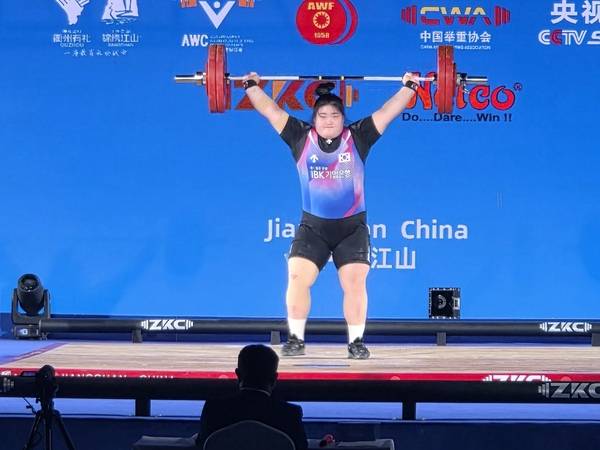 2025 아시아역도선수권대회 여자 87㎏ 이상급 인상에서 박헤정이 바벨을 들어올리고 있다. /대한역도연맹 제공