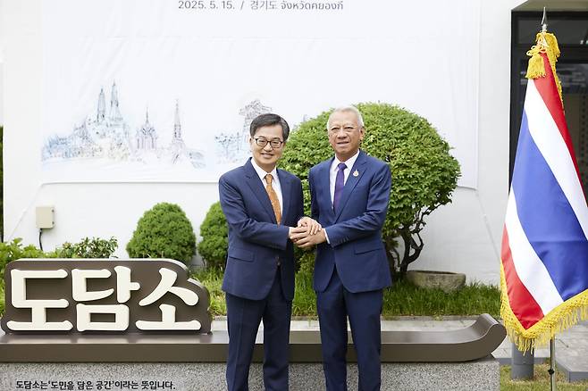 ▲ 15일 오후 수원시 팔달구 도담소에서 김동연 경기지사가 피팟 라차낏쁘라칸 태국 노동부 장관과 기념촬영을 하고 있다.