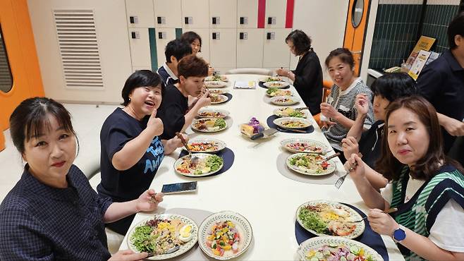 조원고등학교 영양과 위생을 책임지는 양옥봉 영양교사(오른쪽)와 조리사, 조리원들이 조리 연수에서 만든 문어세비체를 맛보고 있다. 사진=조원고등학교