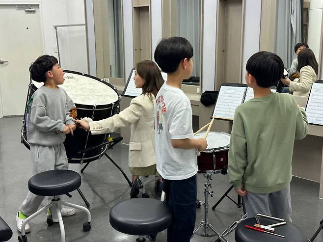 총 880명의 인재를 배출해낸 대전꿈의오케스트라가 2025년 새로운 시즌 공연 '꿈의 향연'을 앞두고 이론 및 실기교육이 진행됐다./사진=대전문화재단