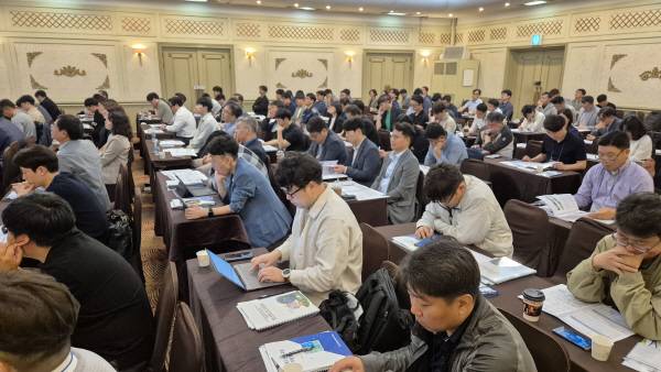 철강슬래그위원회가 15일 아산 온양관광호텔에서 회원사를 비롯해 환경부, 지자체, 공공기관, 수요업계 관계자들을 초청하여 '슬래그의 가치 및 활용 확대를 위한 순회설명회'를 개최했다.