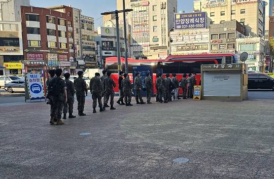 왕복 1만원 셔틀버스를 타려고 줄을 선 안양시 예비군들