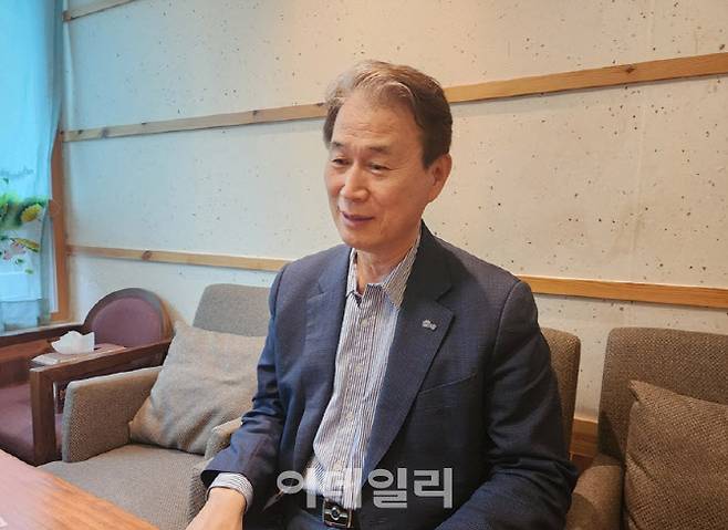 권오을 민주당 중앙선거대책위원회 국민통합위원장이 지난 9일 경북 안동의 한 찻집에서 이데일리와 인터뷰 하고 있다.(사진=황병서 기자)