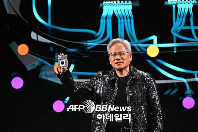 젠슨 황 엔비디아 최고경영자(CEO)가 지난 1월 6일(현지시간) 미국 라이베이거스에서 열린 CES 2025 키노트 연설자로 발표하고 있다. (사진=AFT)