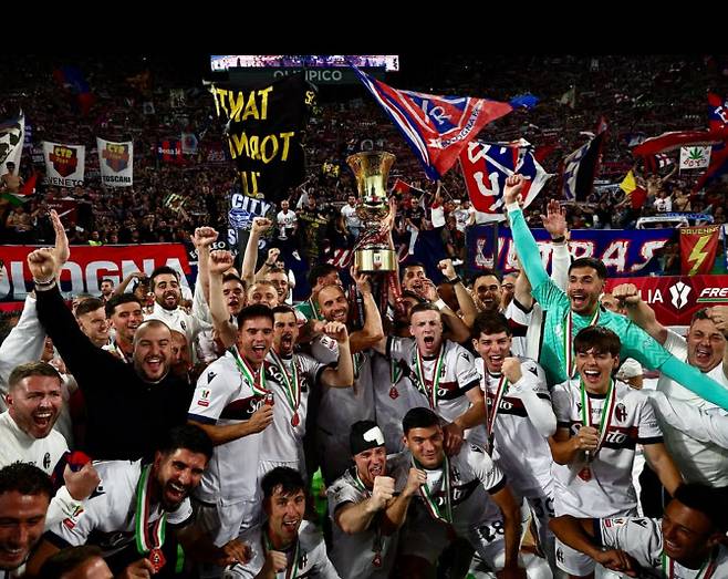 코파 이탈리아컵에서 51년 만에 우승을 차지한 볼로냐 선수들이 트로피를 들고 기뻐하고 있다. 사진=볼로냐 구단 SNS