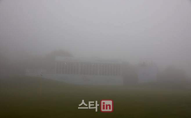 안개 낀 제주 핀크스 골프클럽의 코스 전경. (사진=KPGA)