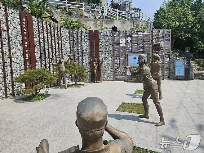 청주 수암골 드라마 촬영 동산 공원. 이곳에는 R2B: 리턴 투 베이스, 파파로티, 신세계 등 2010년대 초반 작품 포스터가 걸려있다.2025.5.15/뉴스1 이재규 기자