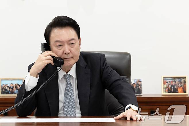 2024년 10월 29일 윤석열 대통령이 용산 대통령실에서 볼로디미르 젤렌스키 우크라이나 대통령과 전화 통화를 하고 있다. (대통령실 제공) 2024.10.29/뉴스1 ⓒ News1 송원영 기자
