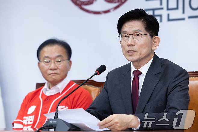 김문수 국민의힘 대통령 후보가 15일 오전 서울 여의도 국회에서 기자회견을 하고 있다. 2025.5.15/뉴스1 ⓒ News1 이재명 기자