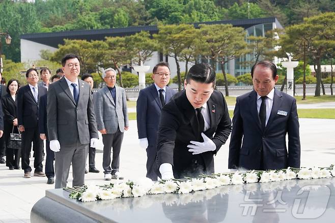 김이수 학교법인 조선대 이사장과 김춘성 조선대 총장, 임채효 총학생회장 등이 14일 광주 북구 국립 5·18민주묘지를 참배하고 있다.(조선대 제공. 재배포 및 DB 금지)
