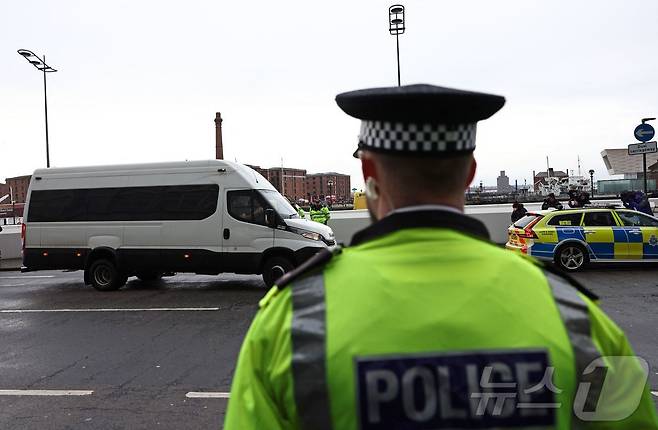 영국 교도소 차량이 경찰 호위를 받으며 이동하고 있다. 기사 내용과 무관. 2025.01.23. ⓒ AFP=뉴스1 ⓒ News1 이지예 객원기자