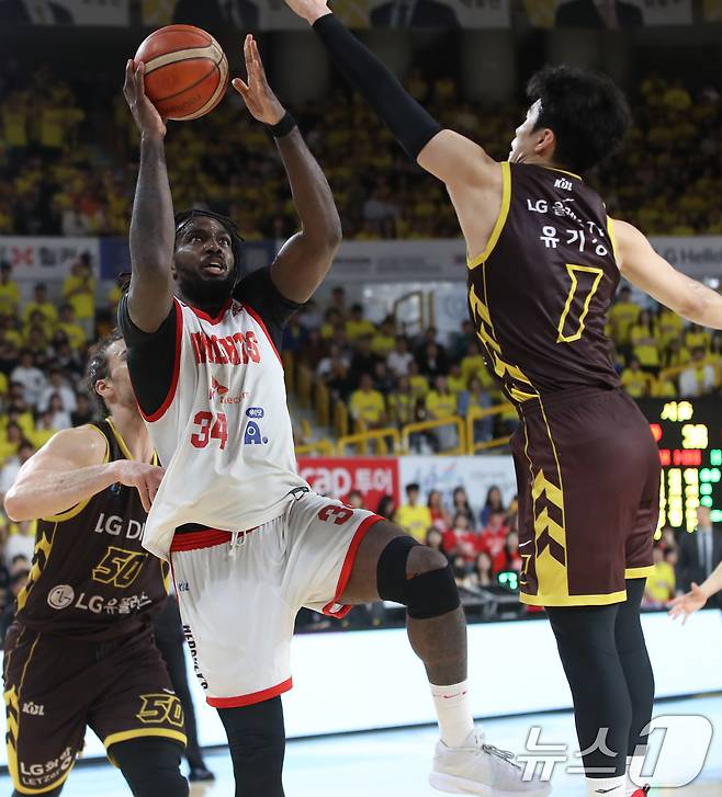 15일 오후 경남 창원체육관에서 열린 '2024-25 KCC 프로농구 챔피언결정전 6차전' 창원 LG 세이커스와 서울 SK 나이츠의 경기에서 SK 2025.5.15/뉴스1 ⓒ News1 윤일지 기자