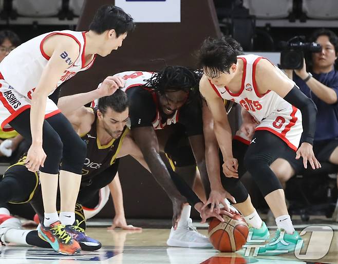 15일 오후 경남 창원체육관에서 열린 '2024-25 KCC 프로농구 챔피언결정전 6차전' 창원 LG 세이커스와 서울 SK 나이츠의 경기에서 SK 선수들과 LG 선수들이 볼다툼을 벌이고 있다. 이날 경기에서 서울 SK는 창원 LG를 상대로 54대 51로 승리하며 사상 첫 리버스 스윕에 도전한다. 2025.5.15/뉴스1 ⓒ News1 윤일지 기자