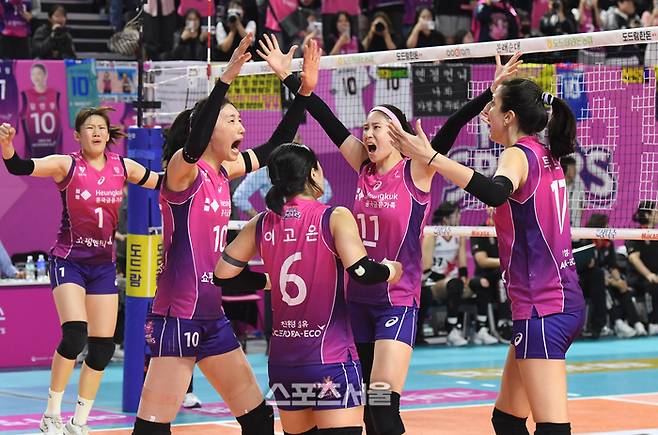 마지막 득점을 올린 투트쿠를 향해 가는 김연경. 2025. 4. 8. 인천 | 박진업 기자