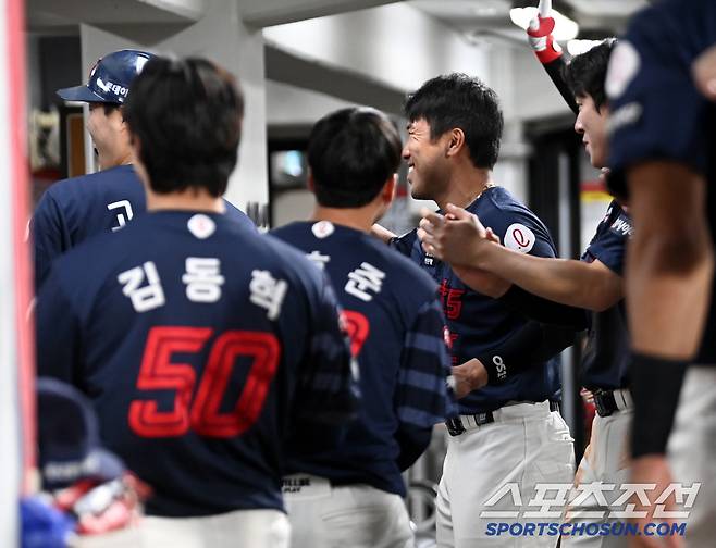 손호영의 깜찍발랄한 몸짓에 웃음이 터져버린 캡틴 전준우와 선수들