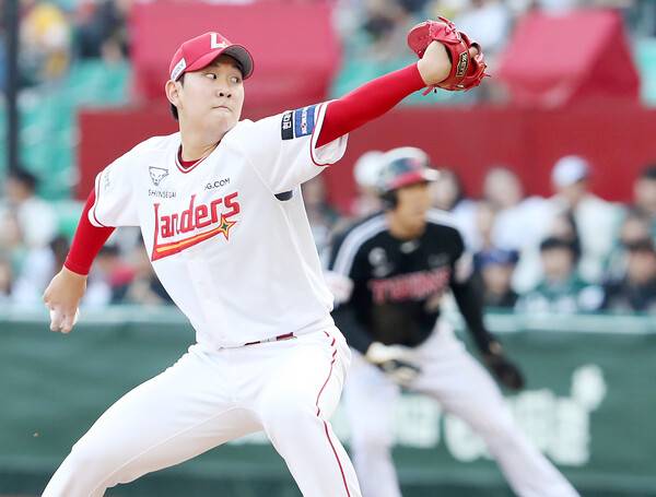 투구하는 송영진. ⓒSSG랜더스