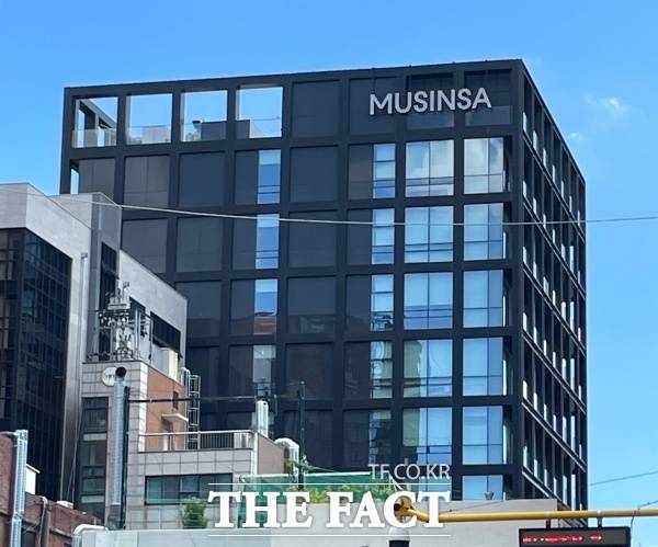 지난해 '매출 1조원'이라는 사상 최대 실적을 기록한 무신사가 기업공개(IPO)를 앞두고 몸값 높이기에 사활을 걸고 있다. 사진은 성수동 무신사 건물. /문은혜 기자