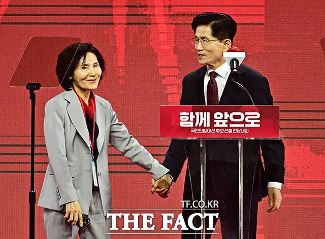 김문수 국민의힘 대선 후보가 지난 3일 경기도 고양시 킨텍스 제1전시장에서 열린 제21대 대통령 선거 후보 선출을 위한 전당대회에 참석해 수락연설 전 아내 설난영 여사와 함께 인사하는 모습. /배정한 기자