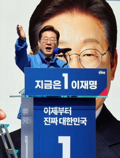 이재명 더불어민주당 대선후보가 제21대 대통령선거 공식 선거운동이 시작된 12일 서울 청계광장에서 열린 '빛의 혁명' 광화문 유세에서 연설하고 있다. 2025.5.12 김현민 기자