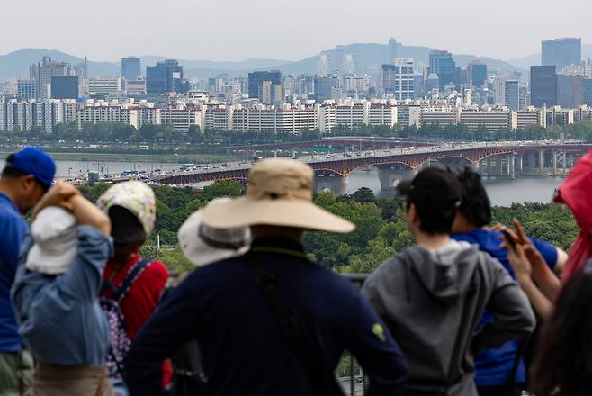 서울 응봉산에서 바라온 강남구 압구정동, 청담동 일대 아파트 단지의 모습. /연합뉴스