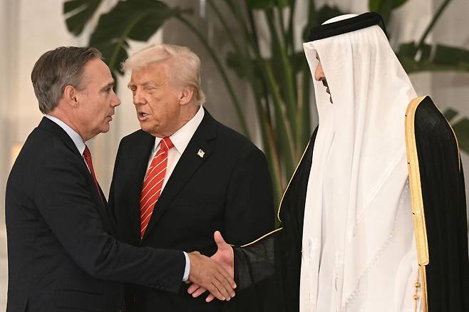 켈리 오트베르그 보잉 CEO가 도널드 트럼프 미국 대통령, 카타르 에미르(군주) 셰이크 타밈 빈 하마드 알타니와 인사를 나누고 있다. /연합뉴스