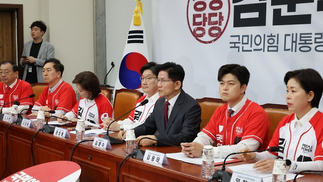 김문수 국민의힘 대선 후보가 15일 국회에서 열린 중앙선거대책위원회의 및 임명장 수여식에서 발언하고 있다. ⓒ연합뉴스