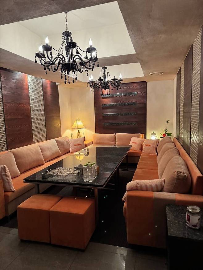 더불어민주당이 14일 지귀연 부장판사가 접대를 받은 곳이라며 공개한 룸살롱 내부 모습.
더불어민주당 김기표 의원실 제공