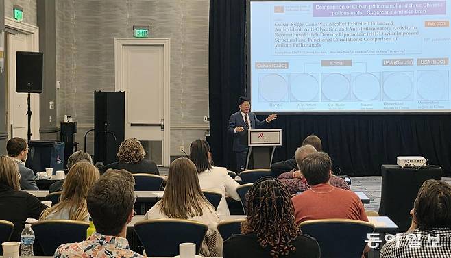 25일 미국 볼티모어에서 열린 미국심장협회(AHA) 학술대회 ‘HDL 워크숍’에서 조경현 레이델HDL연구원장이 쿠바산 폴리코사놀과 카피약 비교 실험 결과를 공개하고 있다. 볼티모어=이진한 의학전문기자·의사 likeday@donga.com