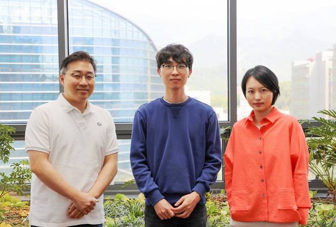 (왼쪽부터) 고재원 대구경북과학기술원(DGIST) 뇌과학과 시냅스 다양성 및 특이성 조절 연구단 교수, 김현호 박사, 엄지원 교수. DGIST 제공.