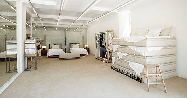 신세계까사의 친환경 수면 전문 브랜드 '마테라소'는 6월 1일까지 진행되는 하이엔드 패션 브랜드 '김해김'의 SS25 컬렉션 프레스데이에서 꿈의 침실 공간을 선보인다.