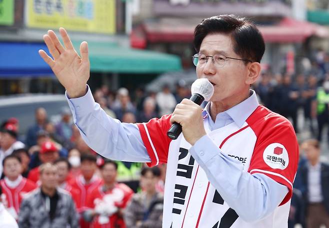 김문수 국민의힘 대선 후보가 14일 경남 밀양 내일동 밀양관아 앞을 찾아 유세를 하고 있다. 공동취재