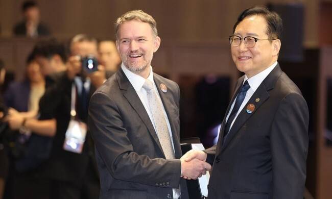 15일 제주 서귀포시 중문동 제주국제컨벤션센터에서 열린 아시아태평양경제협력체(APEC) 통상장관회의 회의장에서 정인교 산업통상자원부 통상교섭본부장이 제이미슨 그리어 미국 무역대표부(USTR) 대표를 맞이하며 기념사진을 찍고 있다. 연합뉴스