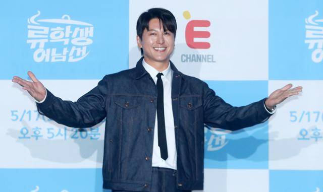 배우 류수영이 15일 오전 서울 종로구 씨네큐브에서 열린 E채널 예능 프로그램 '류학생 어남선' 제작발표회에서 포즈를 취하고 있다. 뉴시스