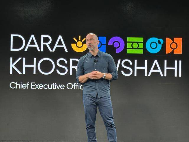 14일 미국 뉴욕 맨해튼 오큘러스에서 열린 세계 최대 승차공유 기업 우버의 연례 전략 발표 행사 고겟에서 다라 코스로샤히 우버 최고경영자가 모두발언을 하고 있다. 뉴욕=이서희 특파원