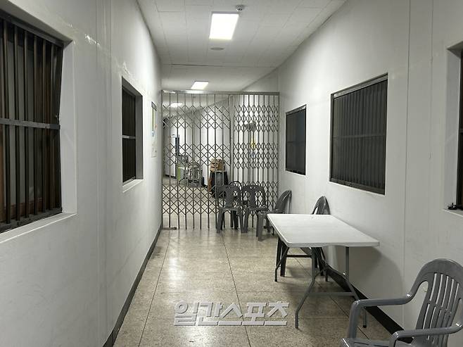 수원종합운동장에는 감독이 대기하는 감독실이 따로 없다. 이정효 광주FC 감독은 맨 구석 의자에 앉아 있는다고 한다. 사진=김희웅 기자