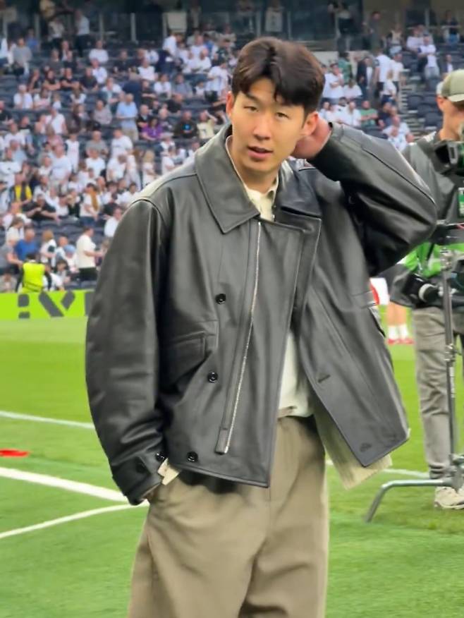 발 부상으로 계속 결장 중인 손흥민이 지난 2일 UEL 4강 1차전에 사복을 입고 경기장에서 동료들을 응원했다. 사진=SNS 캡처