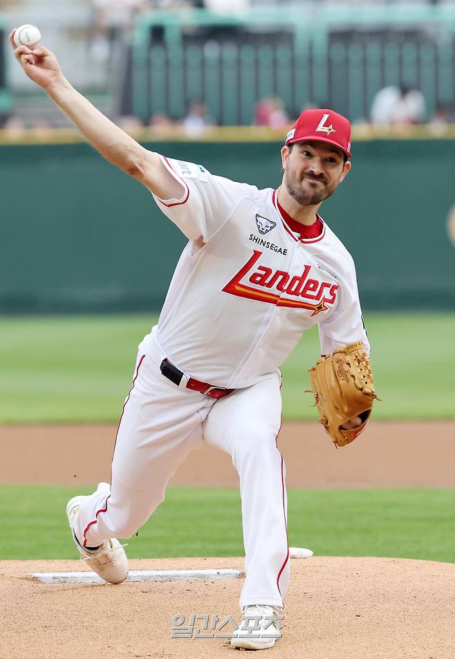 2025 KB0리그 프로야구 SSG랜더스와 NC다이노스의 경기가 15일 오후 인천SSG랜더스필드에서 열렸다. SSG선발 앤더슨이 등판해 공을 던지고 있다. 인천=김민규 기자 mgkim1@edaily.co.kr /2025.05.15/