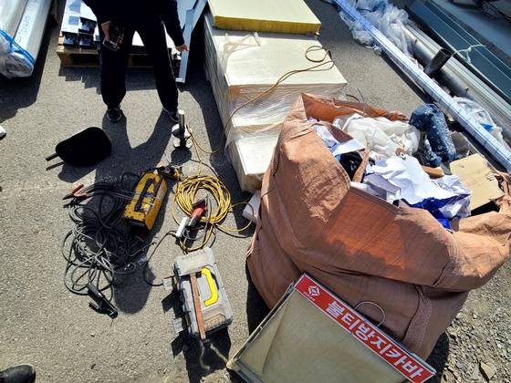 지난 3월 26일 경남 창녕군의 타이어 공장 증축 공사장에 용접·용단 작업 도구 바로 옆에 불붙기 쉬운 천조각, 종이류 등 페자재와 단열재가 쌓여 있다. 이날 '공사장 안전관리 실태'를 감찰한 경남도와 산업안전보건공단 등은 ″화재 사고 위험이 있다″며 공사 현장에 시정 조치했다. 사진 경남도