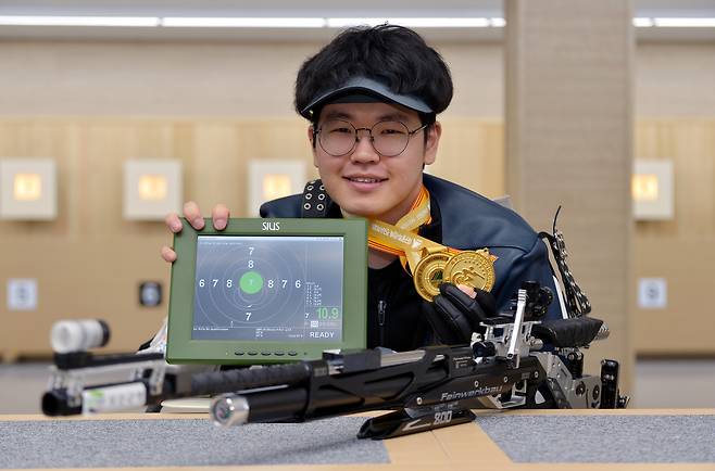 10.9점 만점을 쏜 김우림이 일반대회와 장애인대회 금메달을 목에 걸고 환하게 웃고 있다. 김성태 객원기자