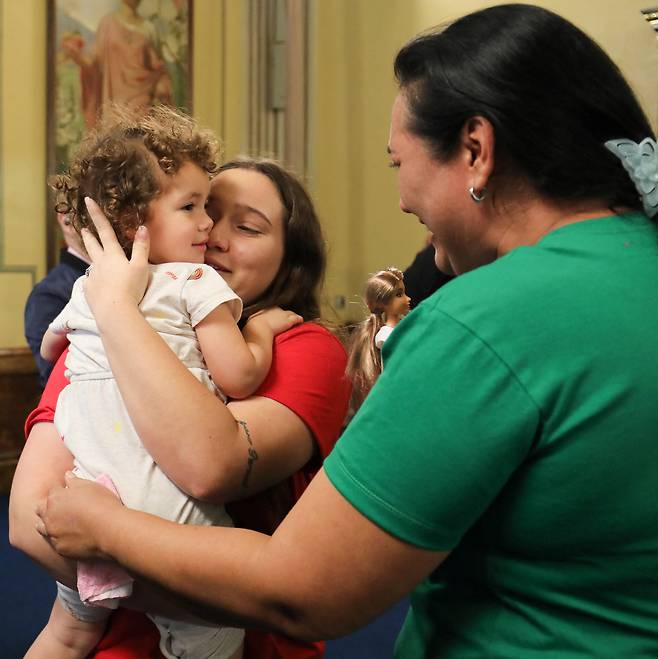 미국의 미등록 이민자 추방 과정에서 부모와 떨어지게 된 마이켈리스 에스피노사 베르날(3)이 14일(현지시간) 베네수엘라 카라카스의 미라플로레스 궁전에서 엄마인 요렐리 베르날과 재회하고 있다. 로이터연합뉴스