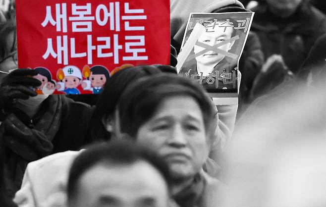 3월 15일 윤석열 즉각퇴진·사회대개혁 비상행동 주최로 광화문 동십자각 앞에서 열린 15차 범시민대행진에서 참석자들이 윤석열 대통령 탄핵을 촉구하며 구호를 외치고 있다. 성동훈 기자