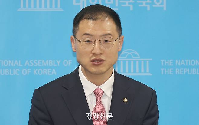 김상욱 무소속 의원이 15일 국회 소통관에서 이재명 더불어민주당 대선후보를 지지하는 기자회견을 하고 있다. 박민규 선임기자