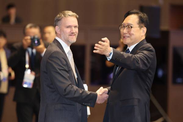 15일 제주국제컨벤션센터에서 열린 ‘APEC 통상장관회의’ 개회식 직전 정인교 산업통상자원부 통상교섭본부장(오른쪽)이 제이미슨 그리어 미국 무역대표부(USTR) 대표와 인사하고 있다. 연합뉴스