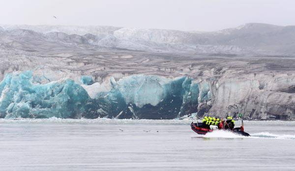 ‘부산청소년 북극체험탐험대원’들의 지난해 현지 활동 모습. 국제신문DB
